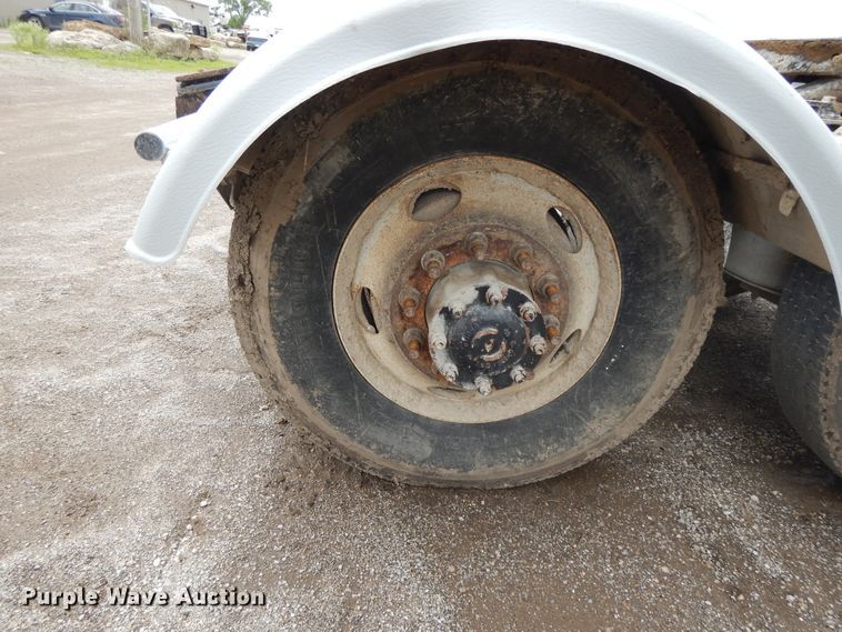 image for item DE5792 2002 Sterling L-Line  semi truck