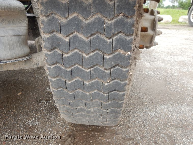 image for item DE5792 2002 Sterling L-Line  semi truck