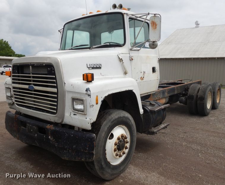 image for item DE5793 1991 Ford L8000  truck cab and chassis