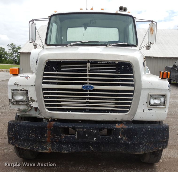 image for item DE5793 1991 Ford L8000  truck cab and chassis