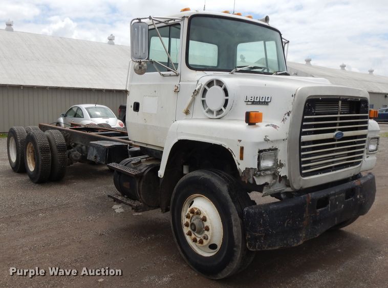 image for item DE5793 1991 Ford L8000  truck cab and chassis