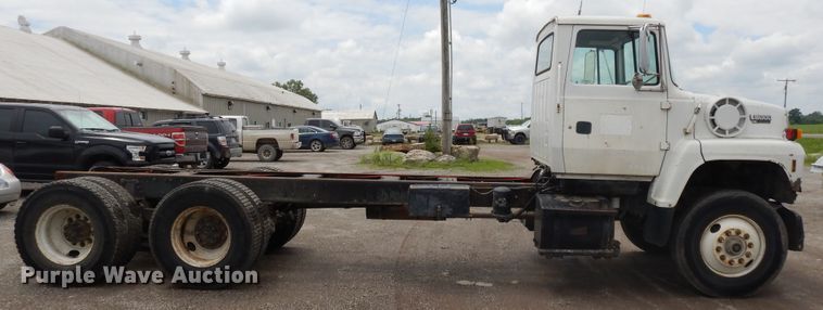 image for item DE5793 1991 Ford L8000  truck cab and chassis