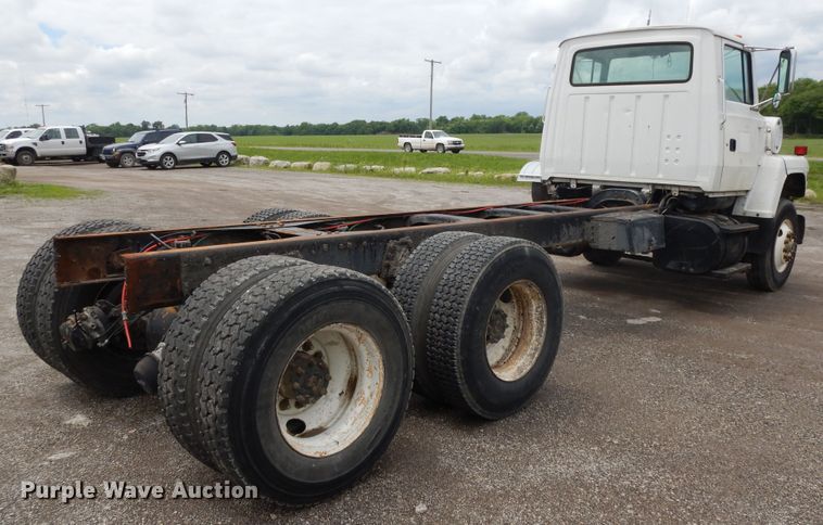 image for item DE5793 1991 Ford L8000  truck cab and chassis