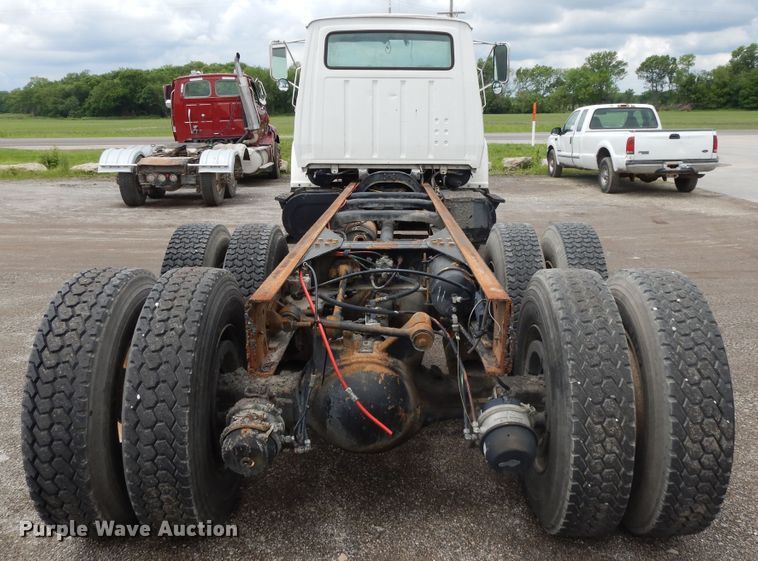 image for item DE5793 1991 Ford L8000  truck cab and chassis