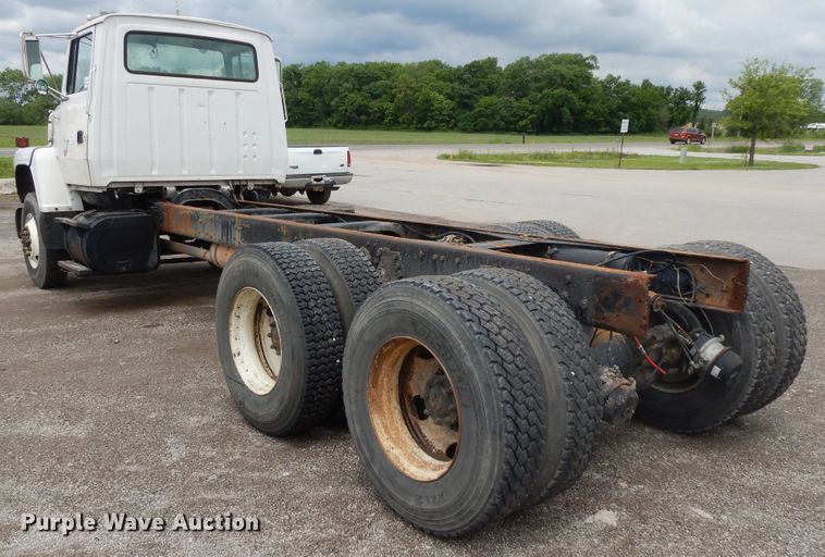 image for item DE5793 1991 Ford L8000  truck cab and chassis