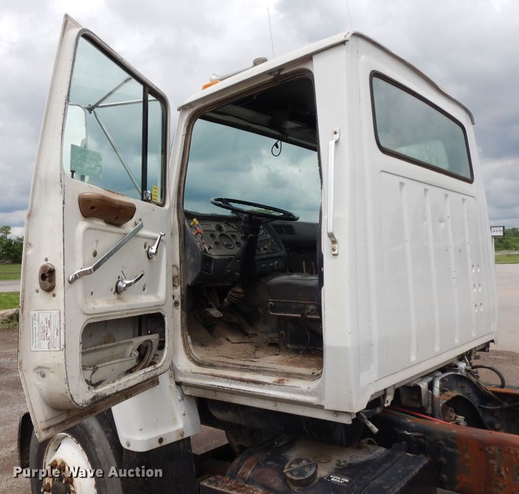 image for item DE5793 1991 Ford L8000  truck cab and chassis