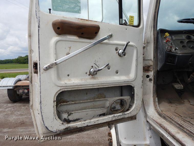 image for item DE5793 1991 Ford L8000  truck cab and chassis