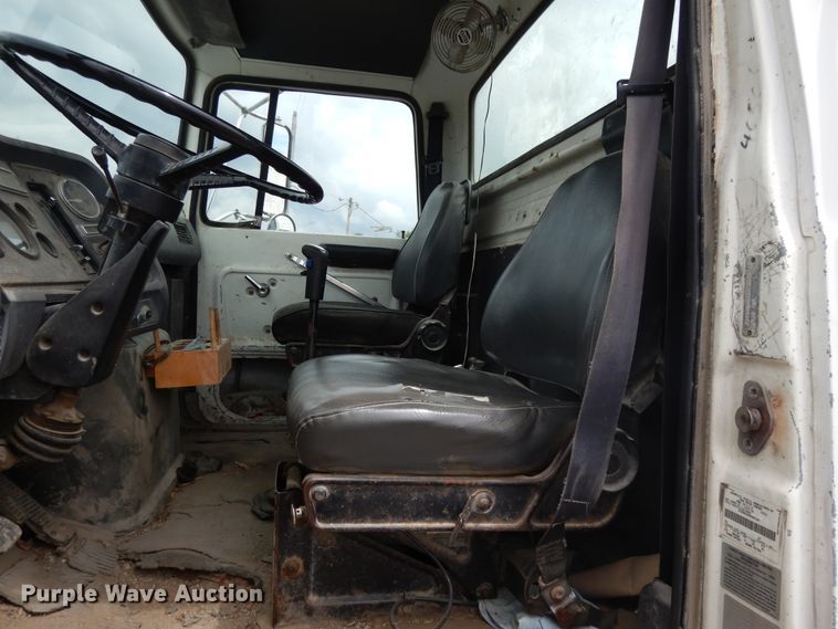 image for item DE5793 1991 Ford L8000  truck cab and chassis