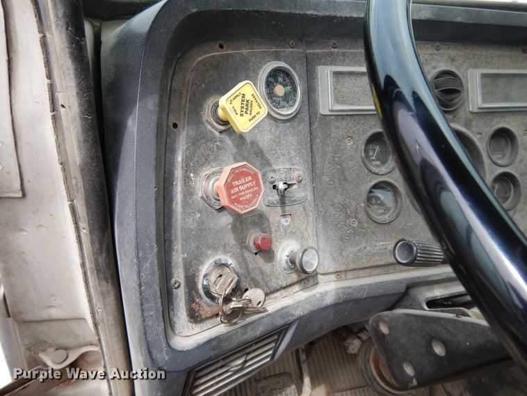 image for item DE5793 1991 Ford L8000  truck cab and chassis