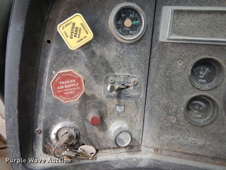 image for item DE5793 1991 Ford L8000  truck cab and chassis