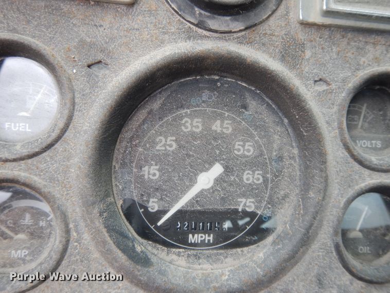 image for item DE5793 1991 Ford L8000  truck cab and chassis