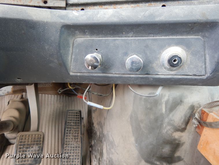 image for item DE5793 1991 Ford L8000  truck cab and chassis