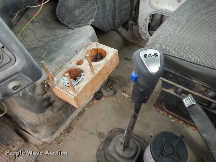 image for item DE5793 1991 Ford L8000  truck cab and chassis