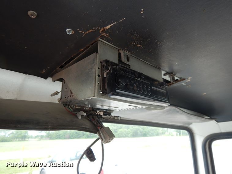 image for item DE5793 1991 Ford L8000  truck cab and chassis