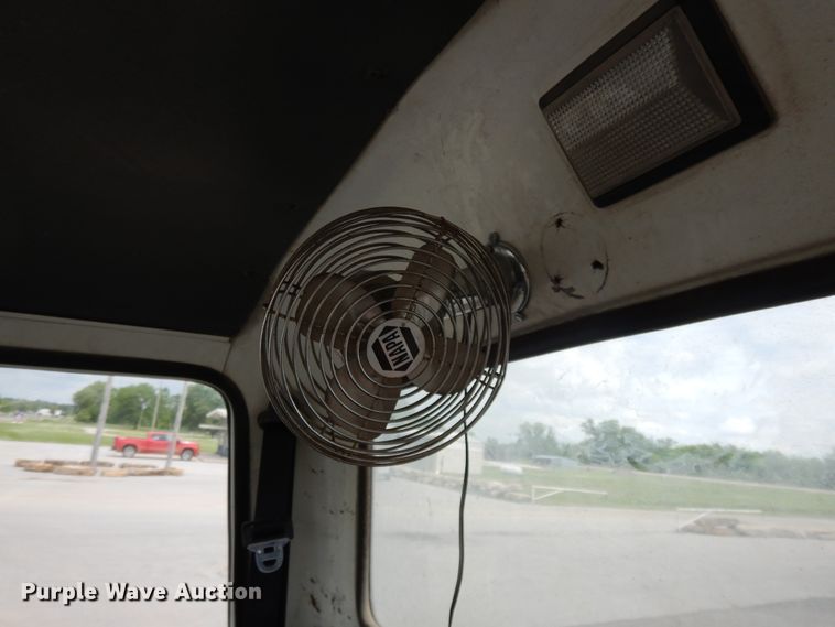 image for item DE5793 1991 Ford L8000  truck cab and chassis