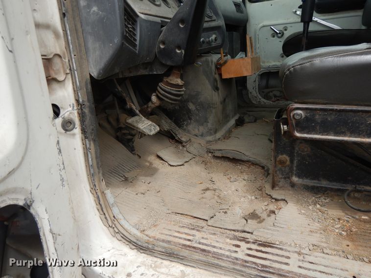 image for item DE5793 1991 Ford L8000  truck cab and chassis