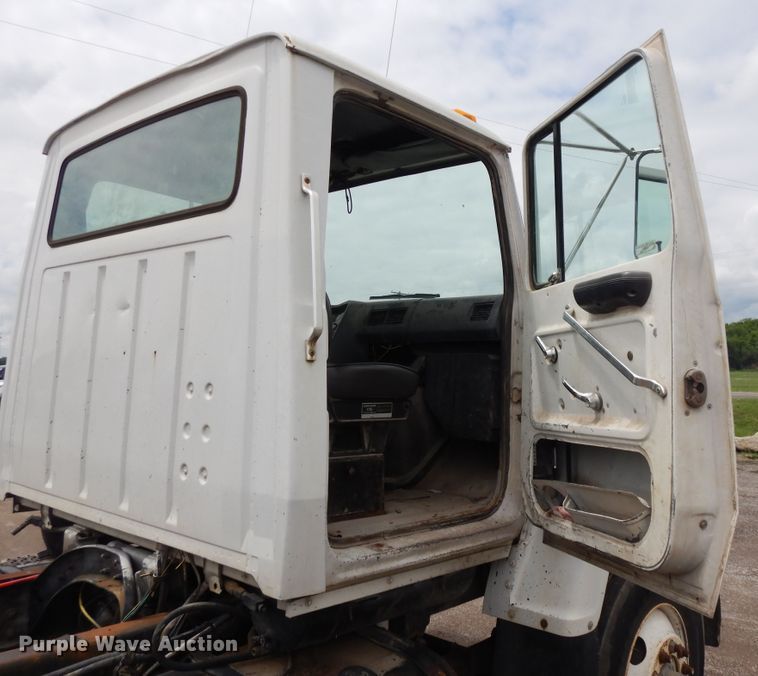 image for item DE5793 1991 Ford L8000  truck cab and chassis