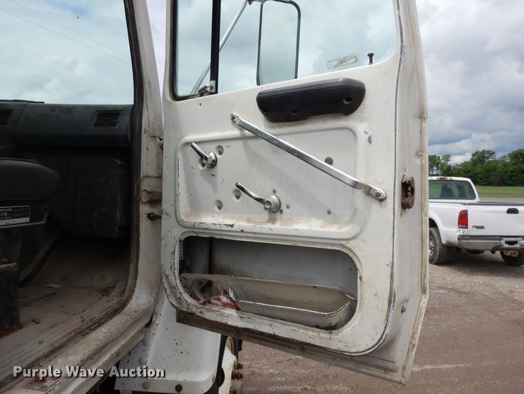 image for item DE5793 1991 Ford L8000  truck cab and chassis