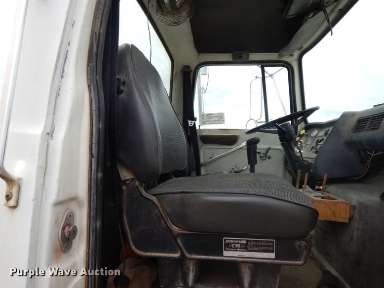 image for item DE5793 1991 Ford L8000  truck cab and chassis