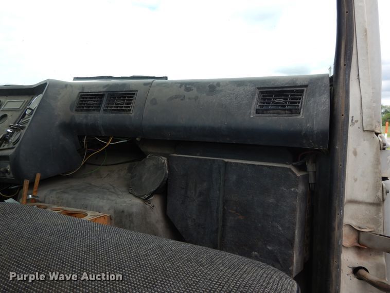 image for item DE5793 1991 Ford L8000  truck cab and chassis