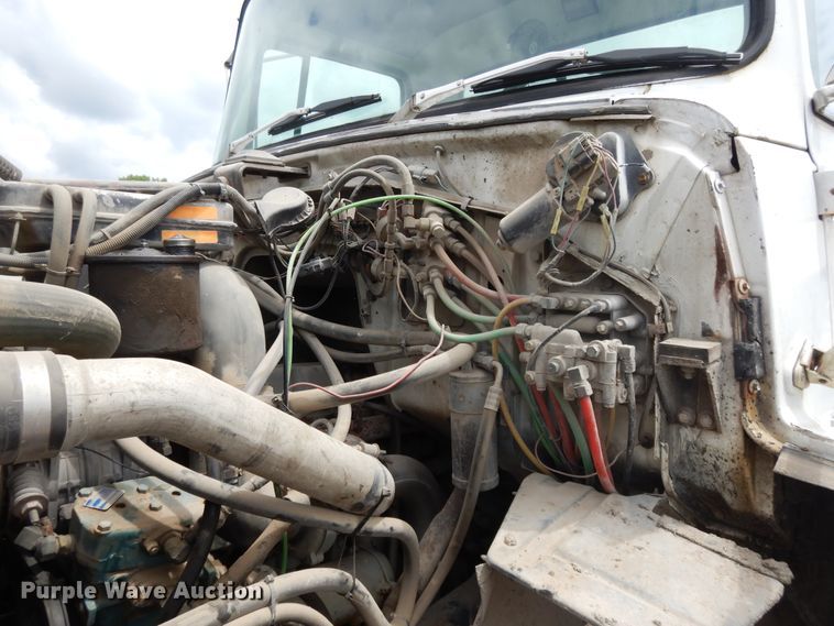 image for item DE5793 1991 Ford L8000  truck cab and chassis