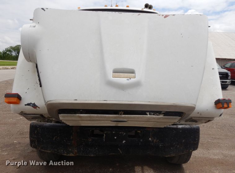 image for item DE5793 1991 Ford L8000  truck cab and chassis