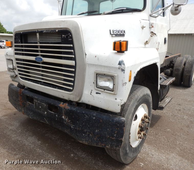 image for item DE5793 1991 Ford L8000  truck cab and chassis