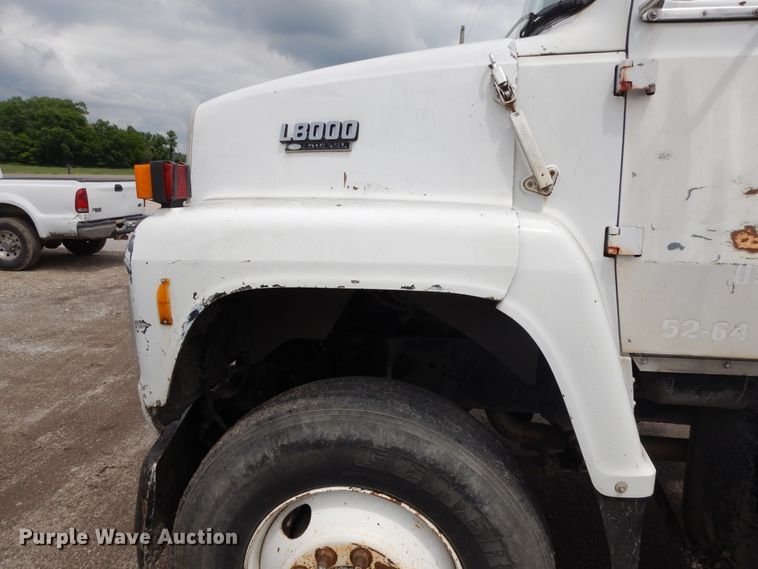 image for item DE5793 1991 Ford L8000  truck cab and chassis