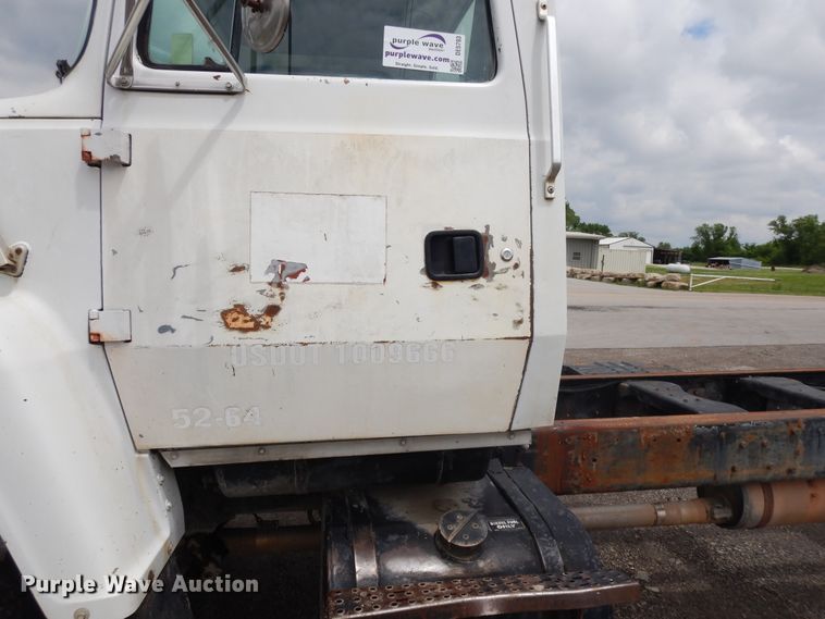 image for item DE5793 1991 Ford L8000  truck cab and chassis