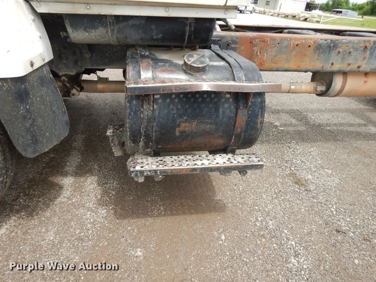 image for item DE5793 1991 Ford L8000  truck cab and chassis