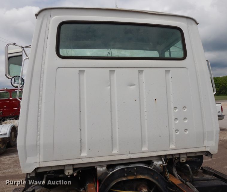 image for item DE5793 1991 Ford L8000  truck cab and chassis