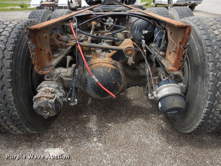 image for item DE5793 1991 Ford L8000  truck cab and chassis