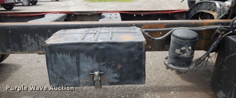 image for item DE5793 1991 Ford L8000  truck cab and chassis