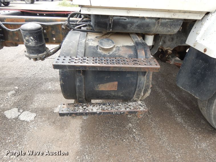 image for item DE5793 1991 Ford L8000  truck cab and chassis