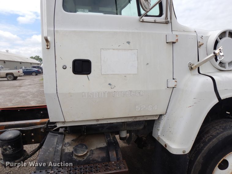 image for item DE5793 1991 Ford L8000  truck cab and chassis