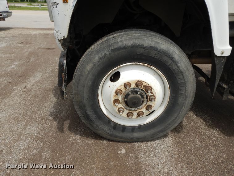 image for item DE5793 1991 Ford L8000  truck cab and chassis