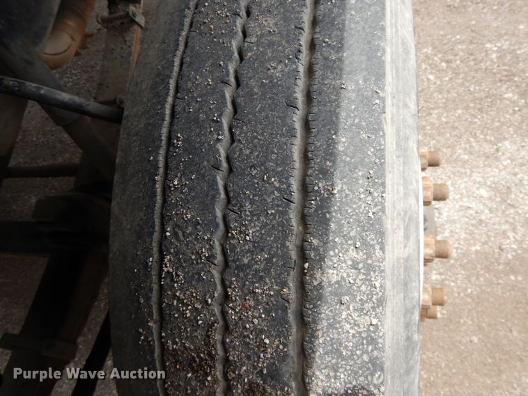 image for item DE5793 1991 Ford L8000  truck cab and chassis