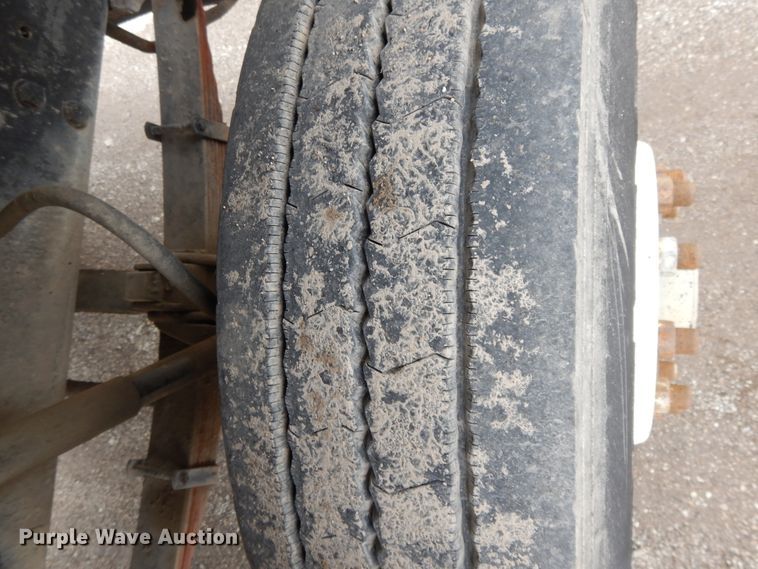 image for item DE5793 1991 Ford L8000  truck cab and chassis