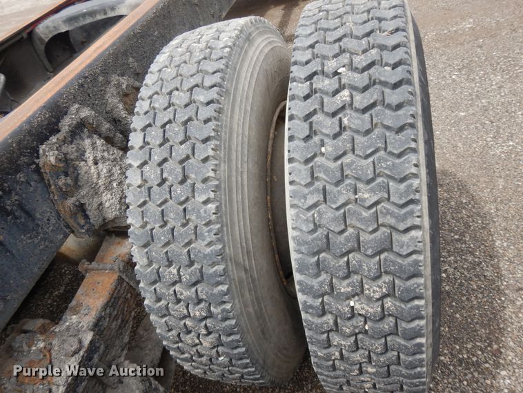 image for item DE5793 1991 Ford L8000  truck cab and chassis