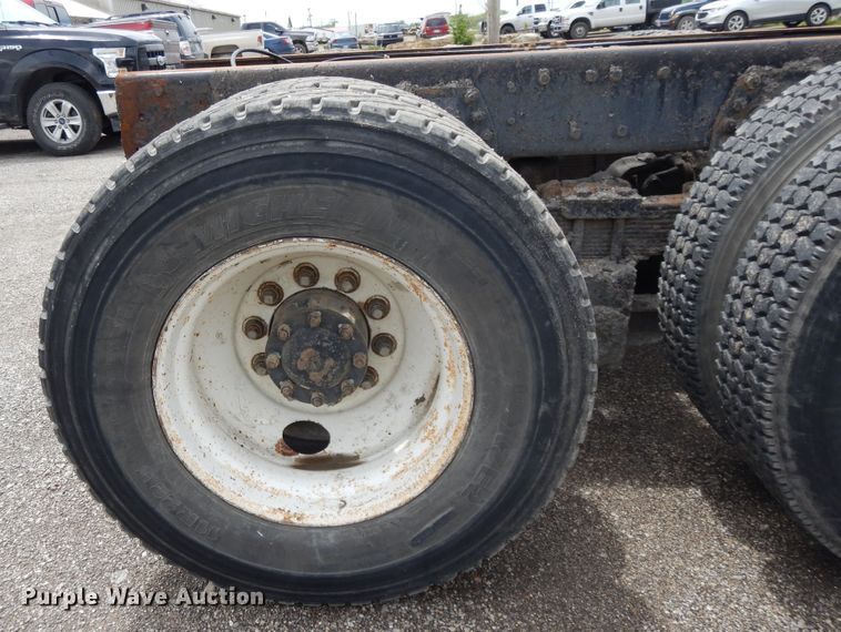 image for item DE5793 1991 Ford L8000  truck cab and chassis