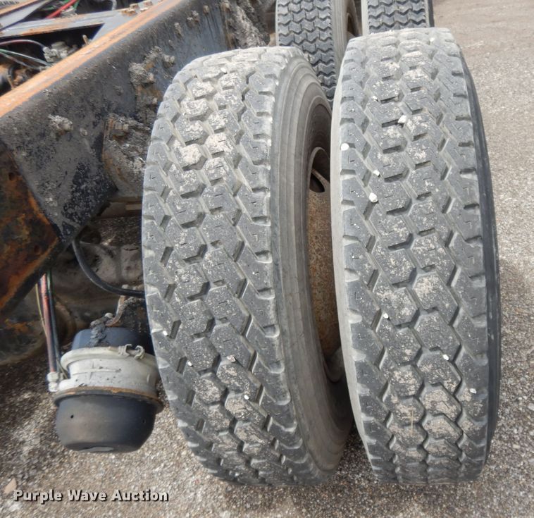 image for item DE5793 1991 Ford L8000  truck cab and chassis