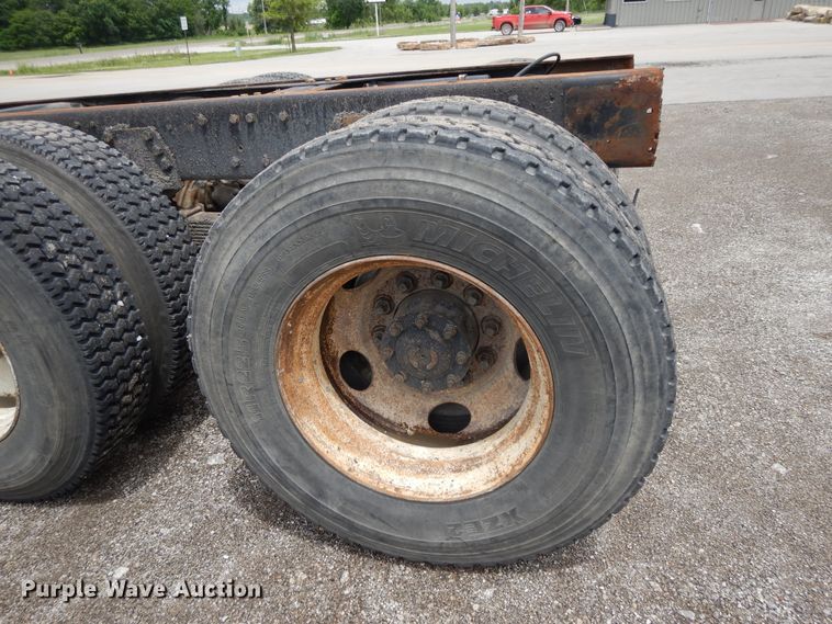 image for item DE5793 1991 Ford L8000  truck cab and chassis