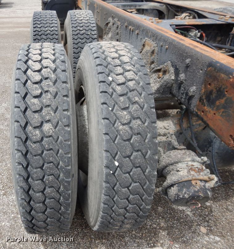 image for item DE5793 1991 Ford L8000  truck cab and chassis