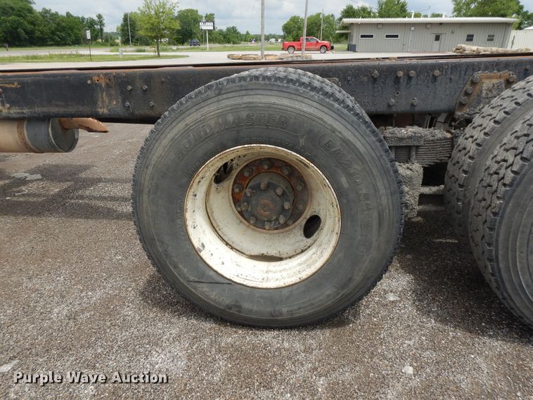 image for item DE5793 1991 Ford L8000  truck cab and chassis