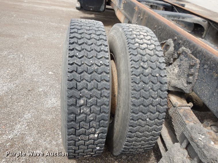 image for item DE5793 1991 Ford L8000  truck cab and chassis