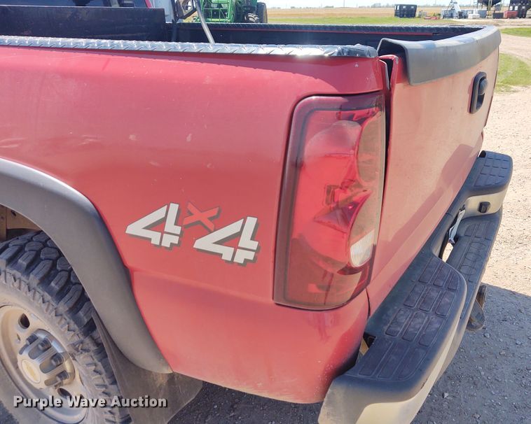 image for item DE6919 2003 Chevrolet Silverado 2500HD  Crew Cab pickup truck