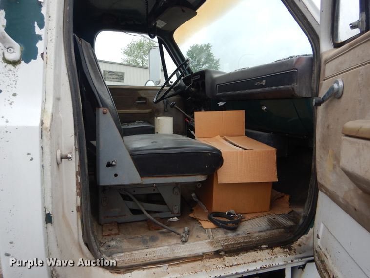 image for item DF3198 1981 GMC TopKick  flatbed truck