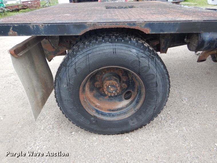 image for item DF3198 1981 GMC TopKick  flatbed truck