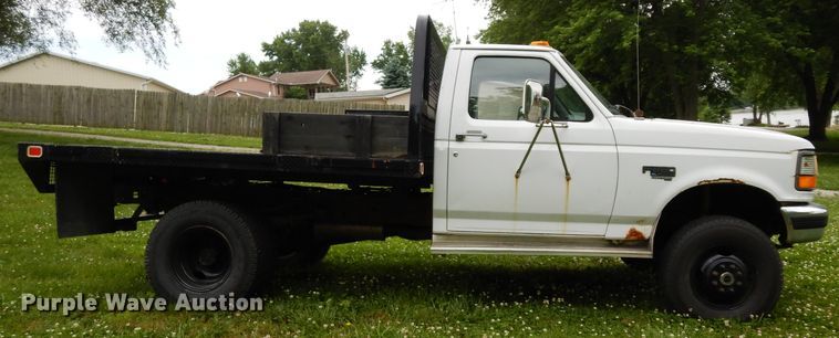 image for item DF4057 1995 Ford F350 XL  flatbed pickup truck
