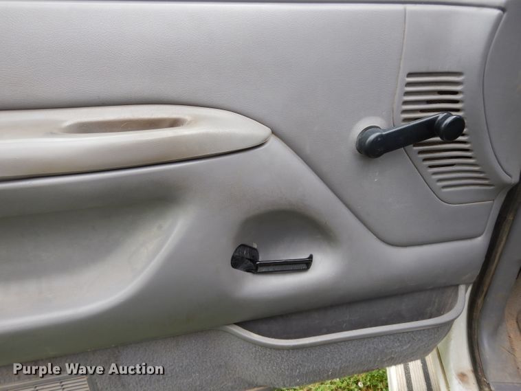 image for item DF4057 1995 Ford F350 XL  flatbed pickup truck